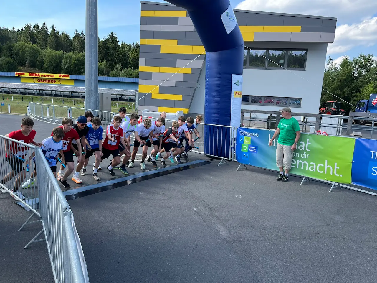 "Teilnehmer des 15. Südthüringer Firmenlaufs beim Startschuss in Oberhof"